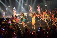 「アップアップガールズ（仮） CD/J 16-17 カウントダウンジャンパー！」の様子。（写真提供：YU-Mエンターテインメント）