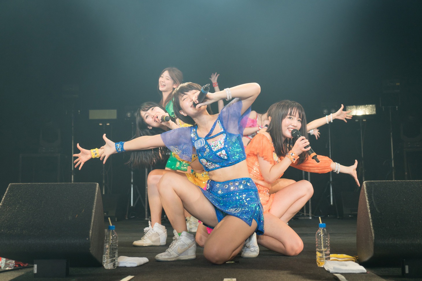 「アップアップガールズ（仮） CD/J 16-17 カウントダウンジャンパー！」の様子。（写真提供：YU-Mエンターテインメント）