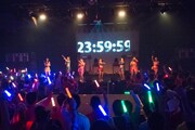 「アップアップガールズ（仮） CD/J 16-17 カウントダウンジャンパー！」の様子。（写真提供：YU-Mエンターテインメント）