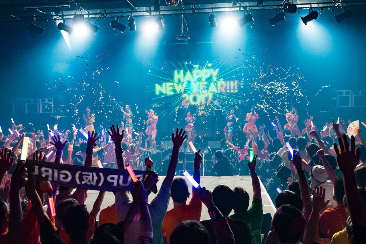 「アップアップガールズ（仮） CD/J 16-17 カウントダウンジャンパー！」の様子。（写真提供：YU-Mエンターテインメント）