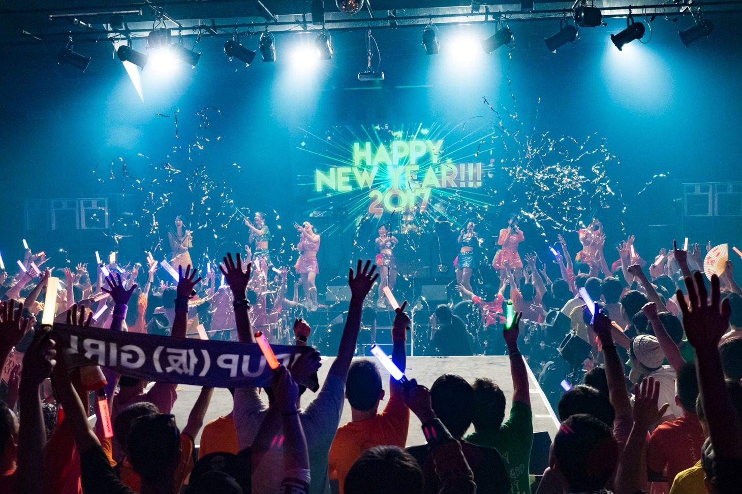 「アップアップガールズ（仮） CD/J 16-17 カウントダウンジャンパー！」の様子。（写真提供：YU-Mエンターテインメント）