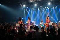 「アップアップガールズ（仮） CD/J 16-17 カウントダウンジャンパー！」の様子。（写真提供：YU-Mエンターテインメント）