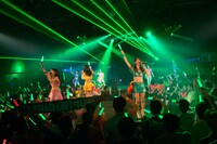 「アップアップガールズ（仮） CD/J 16-17 カウントダウンジャンパー！」の様子。（写真提供：YU-Mエンターテインメント）