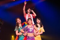 「アップアップガールズ（仮） CD/J 16-17 カウントダウンジャンパー！」の様子。（写真提供：YU-Mエンターテインメント）