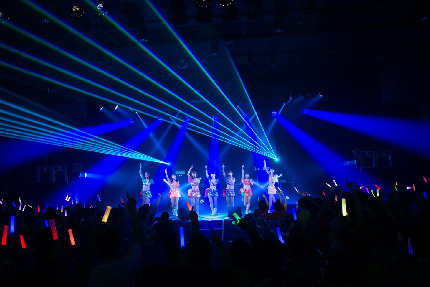 「アップアップガールズ（仮） CD/J 16-17 カウントダウンジャンパー！」の様子。（写真提供：YU-Mエンターテインメント）