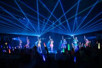 「アップアップガールズ（仮） CD/J 16-17 カウントダウンジャンパー！」の様子。（写真提供：YU-Mエンターテインメント）