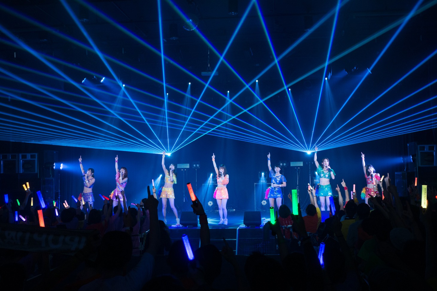 「アップアップガールズ（仮） CD/J 16-17 カウントダウンジャンパー！」の様子。（写真提供：YU-Mエンターテインメント）