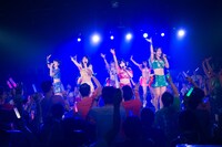 「アップアップガールズ（仮） CD/J 16-17 カウントダウンジャンパー！」の様子。（写真提供：YU-Mエンターテインメント）