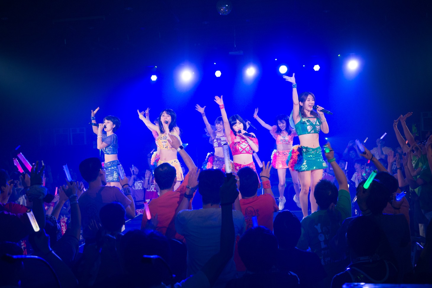 「アップアップガールズ（仮） CD/J 16-17 カウントダウンジャンパー！」の様子。（写真提供：YU-Mエンターテインメント）