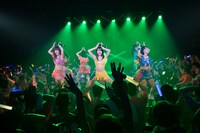 「アップアップガールズ（仮） CD/J 16-17 カウントダウンジャンパー！」の様子。（写真提供：YU-Mエンターテインメント）