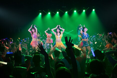 「アップアップガールズ（仮） CD/J 16-17 カウントダウンジャンパー！」の様子。（写真提供：YU-Mエンターテインメント）