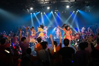 「アップアップガールズ（仮） CD/J 16-17 カウントダウンジャンパー！」の様子。（写真提供：YU-Mエンターテインメント）