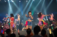 「アップアップガールズ（仮） CD/J 16-17 カウントダウンジャンパー！」の様子。（写真提供：YU-Mエンターテインメント）
