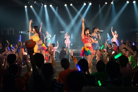 「アップアップガールズ（仮） CD/J 16-17 カウントダウンジャンパー！」の様子。（写真提供：YU-Mエンターテインメント）