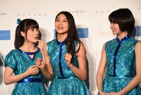 「ライバルはモーニング娘。'17」と語るアンジュルム・和田彩花（中央）に対し「カントリー・ガールズは？」と食い付く嗣永桃子（左）。