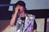 「変顔でバイバイ!!」をパフォーマンスするTo-i。