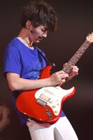 ライトハンドタッピングを披露するMASAKI。