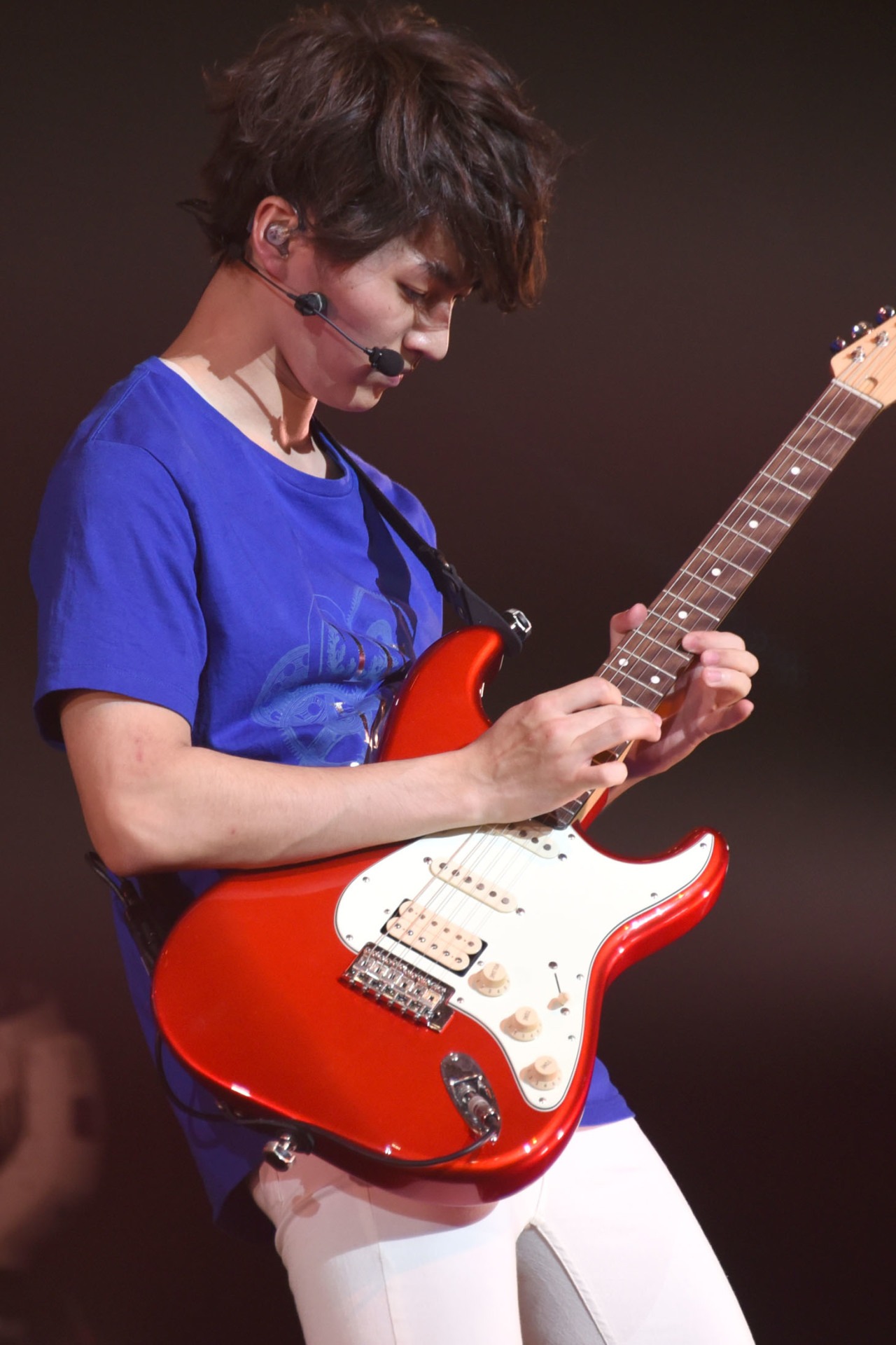 ライトハンドタッピングを披露するMASAKI。