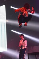 高くジャンプするTo-iとTAKUMI。