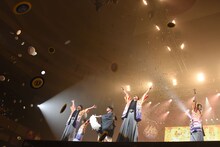 2017年1投目の紙皿投げを行うDISH//。