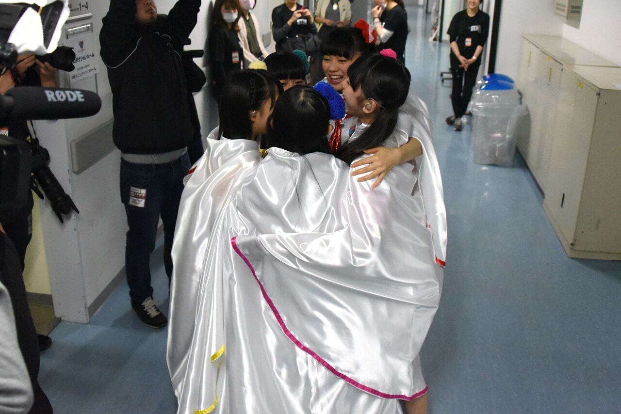 開演前に円陣を組むときめき▽宣伝部。