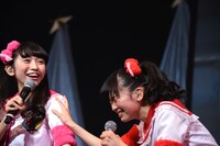 左から小泉遥香、坂井仁香。