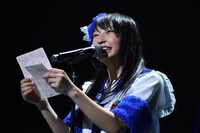 サンタへの手紙を読み上げる辻野かなみ。