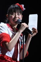 サンタへの手紙を読み上げる坂井仁香。
