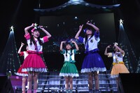 「サンタさんが・・・・・やってこない！」を歌うときめき▽宣伝部。