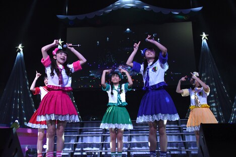 「サンタさんが・・・・・やってこない！」を歌うときめき▽宣伝部。