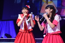 左から坂井仁香、小泉遥香。