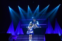 ソロ曲「ツヨクなる」を歌う辻野かなみ。