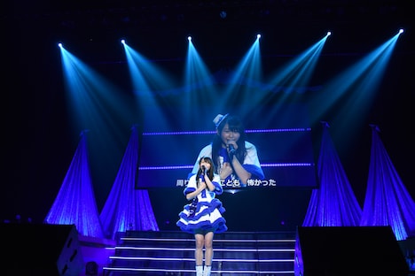 ソロ曲「ツヨクなる」を歌う辻野かなみ。