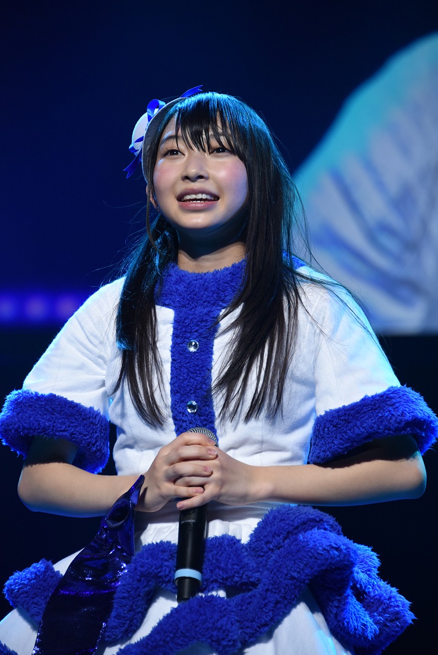 ソロ曲「ツヨクなる」を歌う辻野かなみ。
