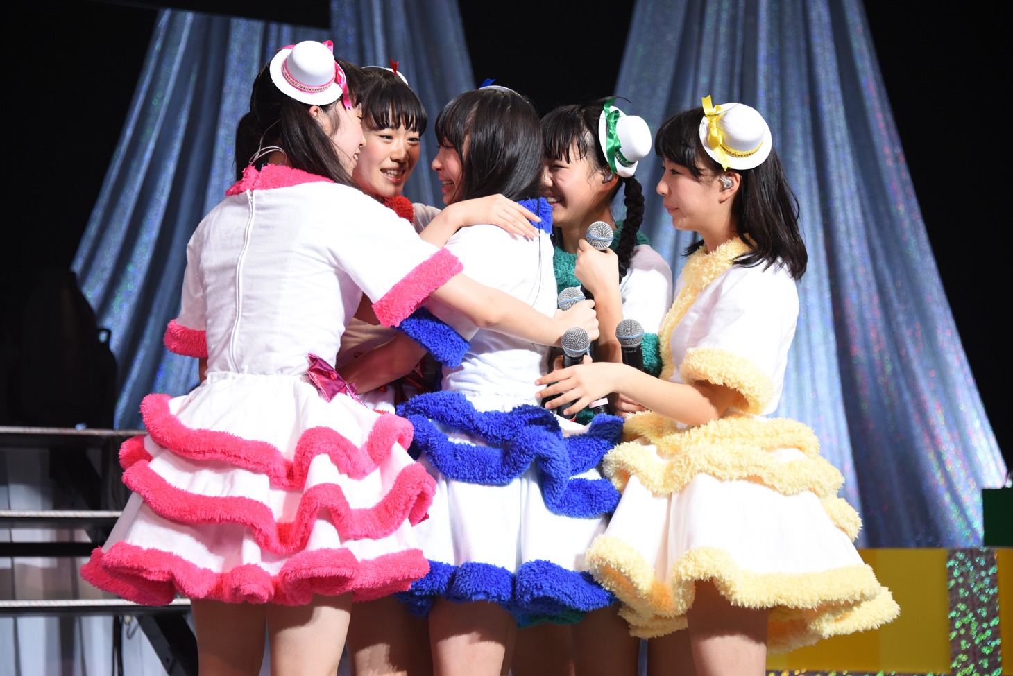 ソロ曲を歌い終えた辻野かなみに抱きつくとき宣メンバー。