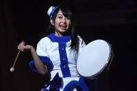 「ドンウォーリー！」のイントロで太鼓を叩く辻野かなみ。
