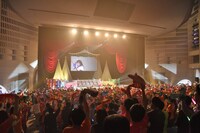 タオルを振り回すとき宣メンバーと宣伝部員。