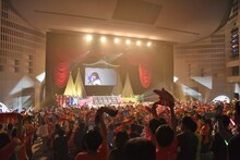 タオルを振り回すとき宣メンバーと宣伝部員。