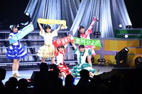 タオルを掲げるときめき▽宣伝部。