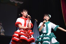 左から坂井仁香、吉川ひより。