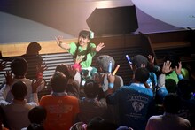 客席通路に降りてファンに手を振る吉川ひより。