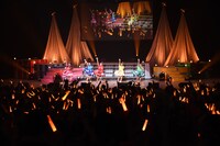 「100％▽オレンジ」でオレンジ色のペンライトを振る宣伝部員。