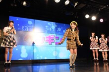 「ユニット混合ジェスチャー対決」でペンギンのジェスチャーをする井上姫月。