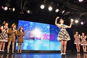 「ユニット混合ジェスチャー対決」でピコ太郎のジェスチャーをする佐藤乃々子。