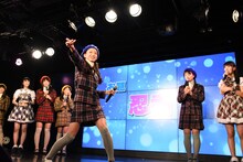 「ユニット混合ジェスチャー対決」で忍者のジェスチャーをする吉田万葉。