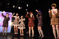 「ユニット混合ジェスチャー対決」に勝利し、喜ぶ「ツナチェダーチーズチーム」。