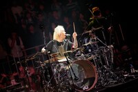 IWASAKI（Dr）（撮影：柴田恵理）