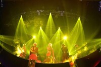 人気画像2位は「2人で1つのAfter the Rain、仲間や観客に支えられ年越し公演完遂」より、「After the Rain COUNTDOWN PARTY 2016-17」の様子。（撮影：小松陽祐［ODD JOB］、小川舞）