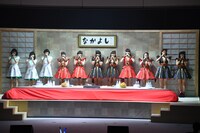 こたつに並ぶエビ中とNegicco。