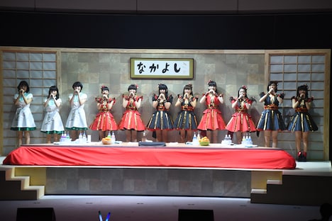 こたつに並ぶエビ中とNegicco。